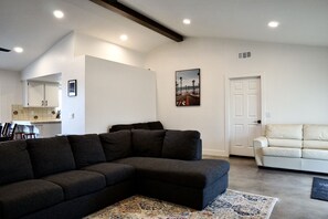 スマートテレビ、テーブルサッカー台、卓球台