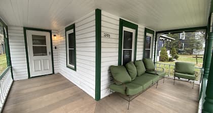 The Guides House • Cozy Main St Stay with Porch Views