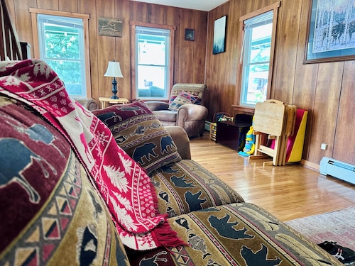 The Guides House • Cozy Main St Stay with Porch Views