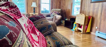 The Guides House • Cozy Main St Stay with Porch Views