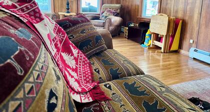 The Guides House • Cozy Main St Stay with Porch Views