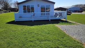 A single-story house with a covered porch and a fenced yard. - Remarkable 3-bed House in Hull (Hull)