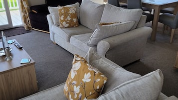 Cabin, Multiple Beds | Living room | 30-inch TV with digital channels, fireplace