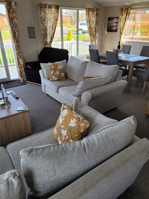 Kabin, Beberapa Tempat Tidur | Ruang keluarga | Televisi 30-inci dengan saluran TV digital dan perapian