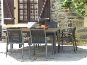 تناول الطعام بالخارج