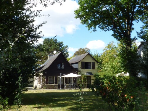 Stunning Brittany cottage right on the bank of the River Vilaine.