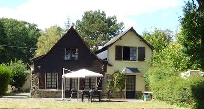 Stunning Brittany cottage right on the bank of the River Vilaine.