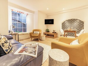 Living area - 2 bedroom accommodation in Tenby (Tenby)