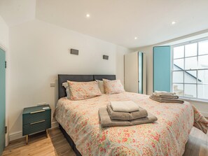 2 bedrooms, free WiFi, bed sheets - 2 bedroom accommodation in Tenby (Tenby)