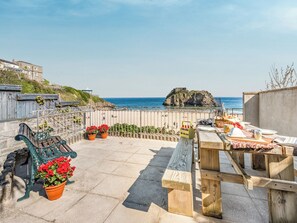 Outdoor dining - 2 bedroom accommodation in Tenby (Tenby)