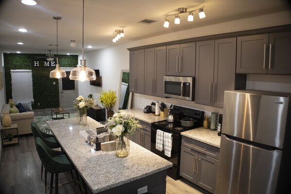 Refrigerador, microondas, horno, placa de cocina