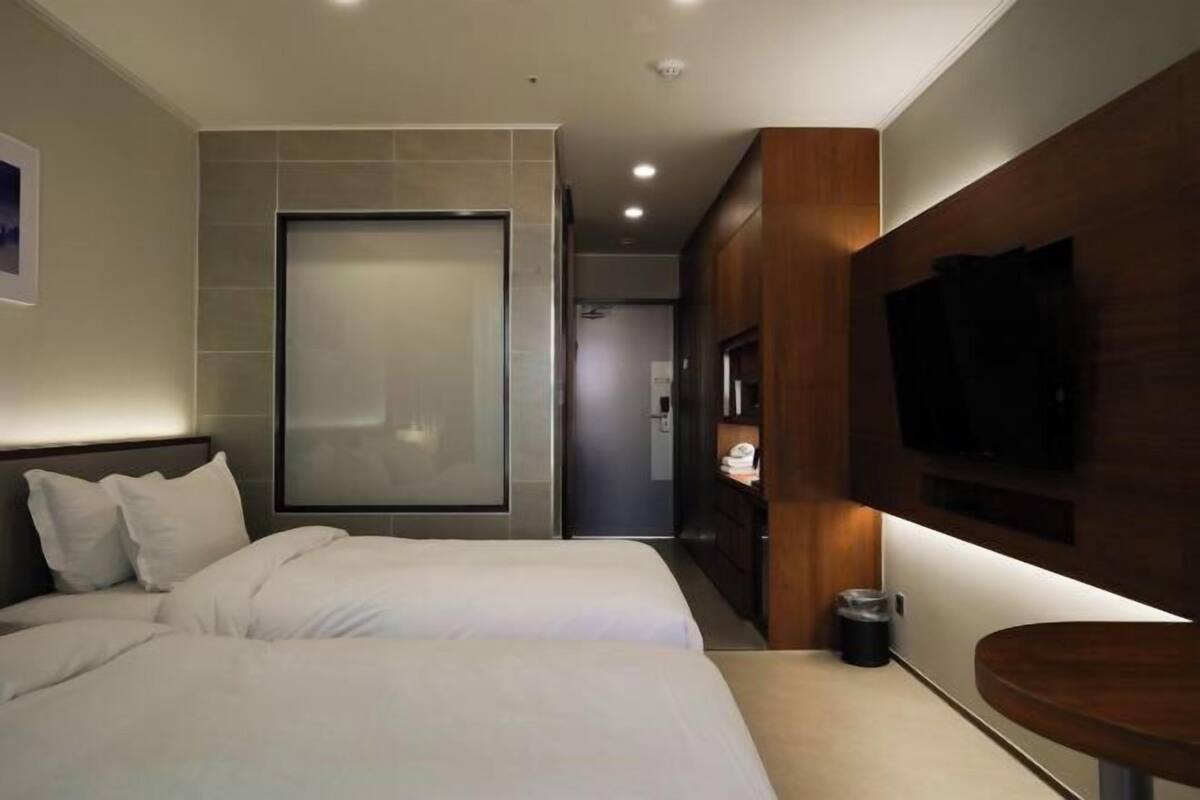 1 habitación, edredón y caja de seguridad en la habitación