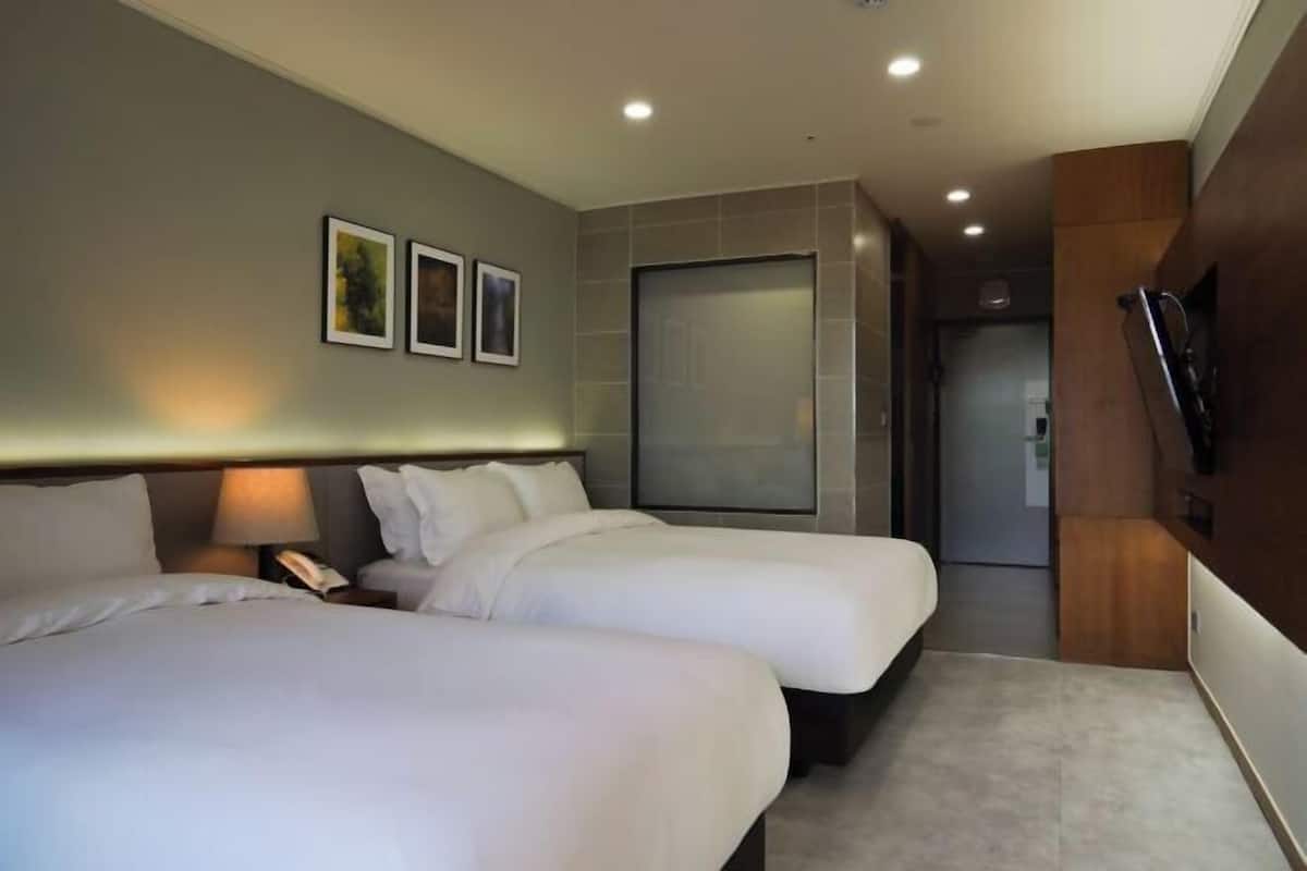 1 habitación, edredón y caja de seguridad en la habitación