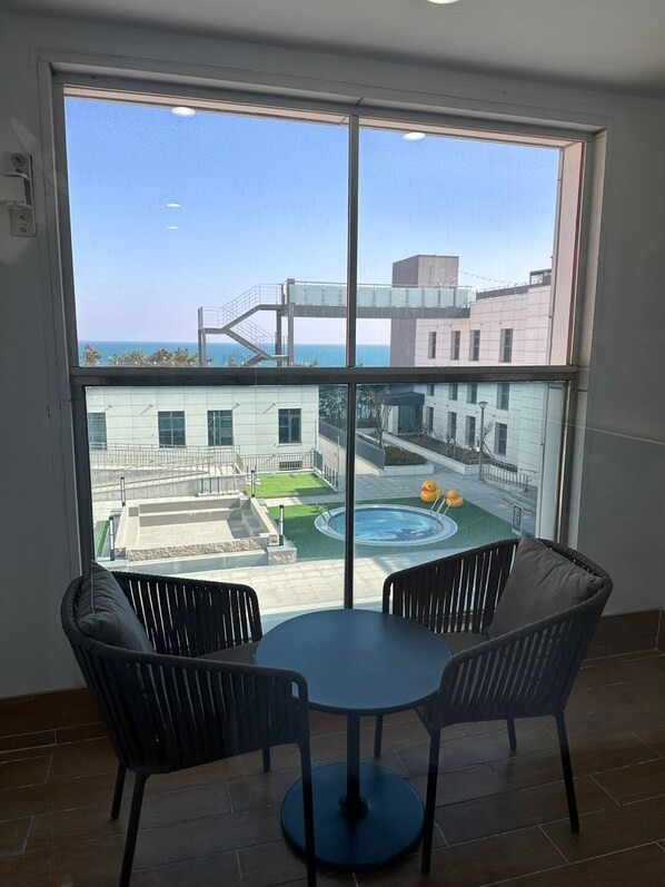 Superior Room, 2 Single Beds, Balcony, Pool View | Down duvets, in-room safe, individually decorated - Gyeongju Hotel (Gyeongju)