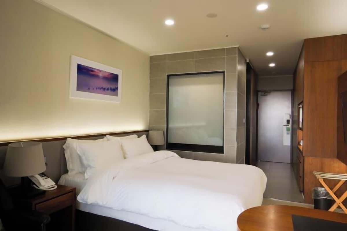 1 habitación, edredón y caja de seguridad en la habitación