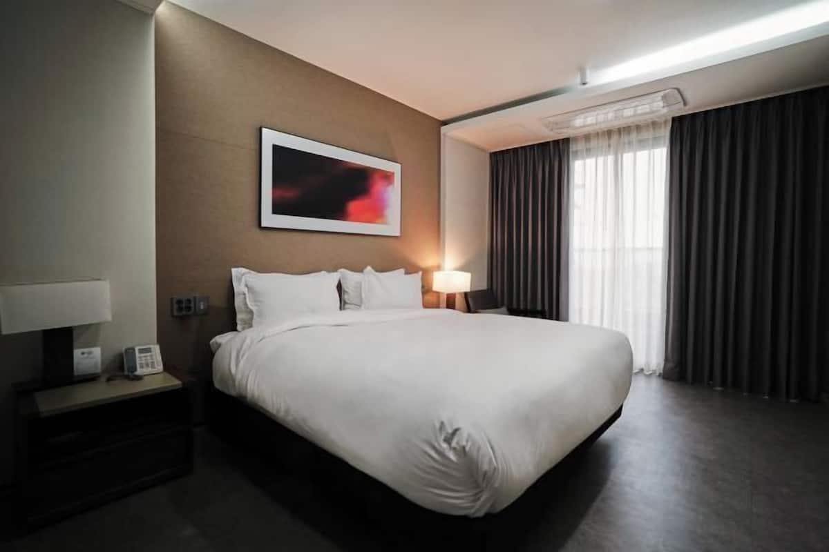 1 habitación, edredón y caja de seguridad en la habitación