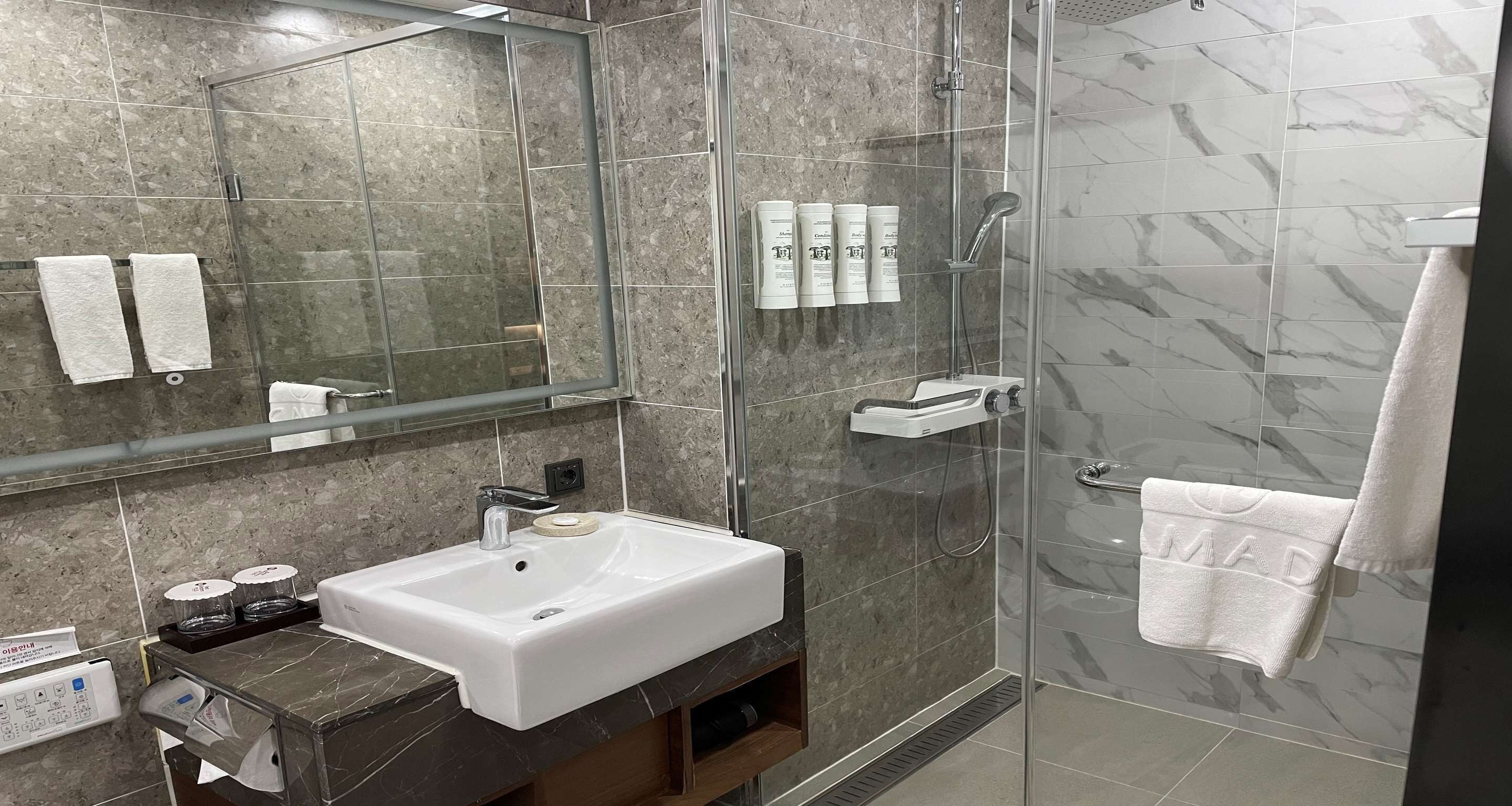 superior room, 2 single beds, balcony, pool view | bathroom | hair dryer, bathrobes, slippers, bidet