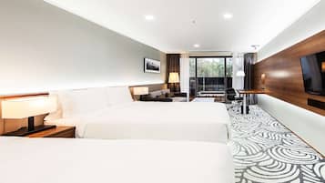 Cubrecamas y caja de seguridad en la habitación