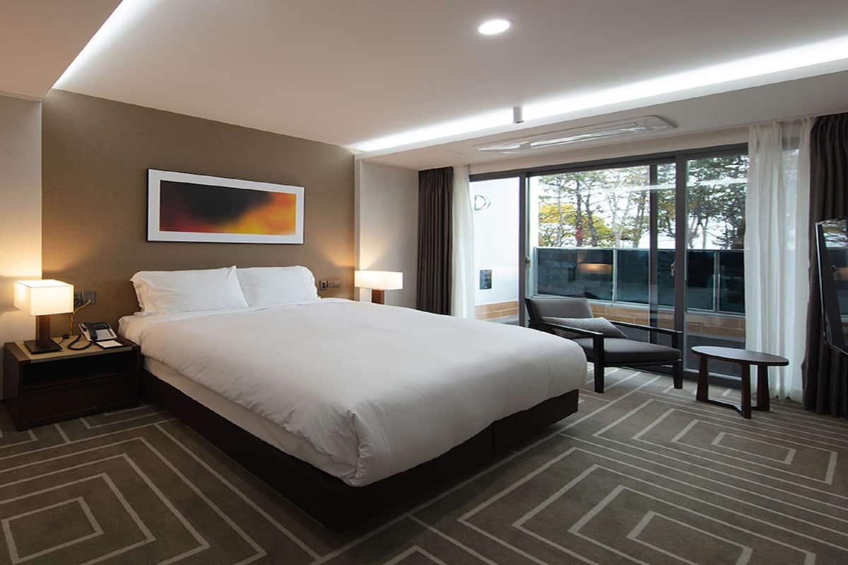 Suite, Multiple Beds, Non Smoking, Hot Tub | 1 bedroom, down comforters, in-room safe, individually decorated