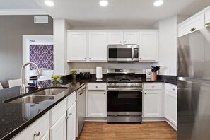 冰箱、微波炉、烤箱、炉灶