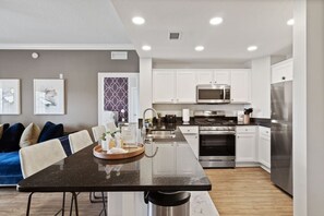 冰箱、微波炉、烤箱、炉灶