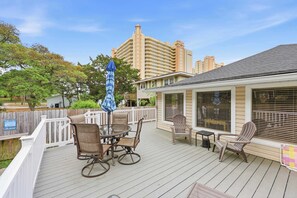 Outdoor dining - Endless Summer 100 Feet to Beach  with Fenced Yard Grill (North Myrtle Beach)