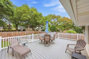 Outdoor dining - Endless Summer 100 Feet to Beach  with Fenced Yard Grill (North Myrtle Beach)