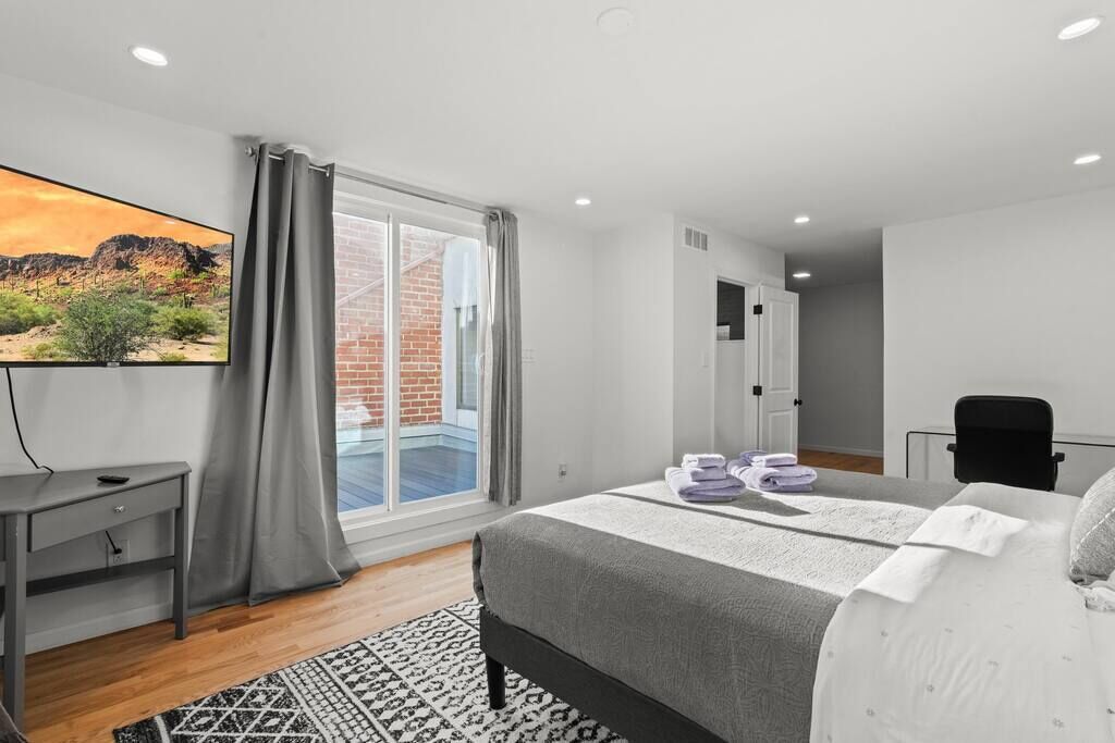 4 habitaciones, tabla de planchar con plancha, wifi y ropa de cama 