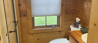 Quite- relaxing country living with pool/hot tub and sauna!