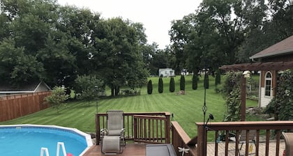 Quite- relaxing country living with pool/hot tub and sauna!