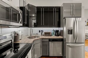 Fridge, microwave, oven, stovetop - Beautiful 1BD With Balcony | Rittenhouse Square (Philadelphia)