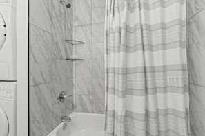 Ensemble douche/baignoire, sĂšche-cheveux, shampoing