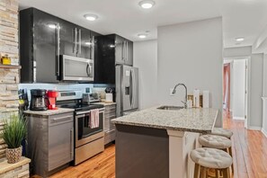 冷蔵庫、電子レンジ、オーブン、コンロ