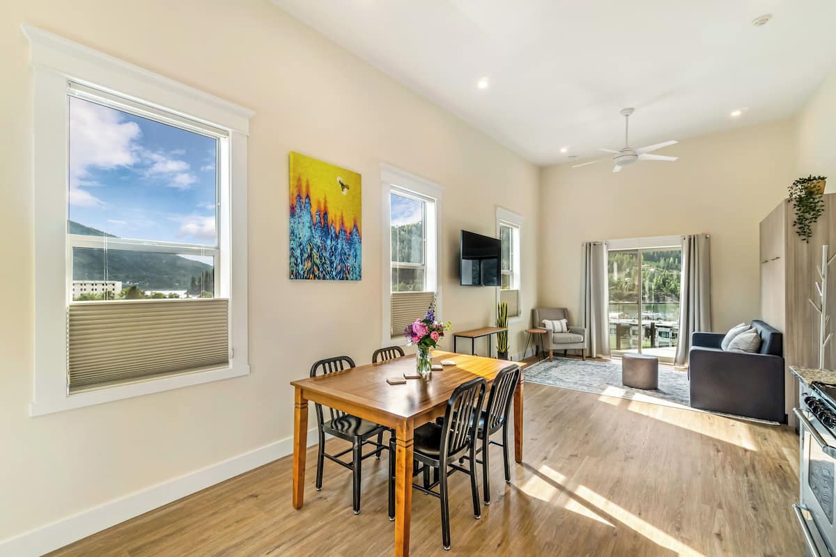 Luksussviitti, 1 makuuhuone, terassi, järvinäköala | Ylelliset vuodevaatteet, untuvapeitot, memory foam -patjalliset sängyt