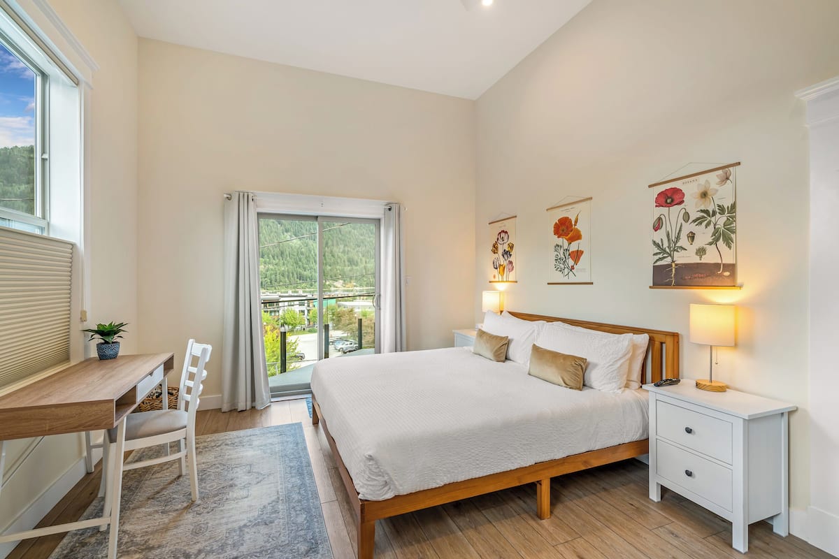 Deluxe Room, 1 King Bed, Balcony, Lake View | 1 bedroom, premium bedding, down duvets, memory-foam beds