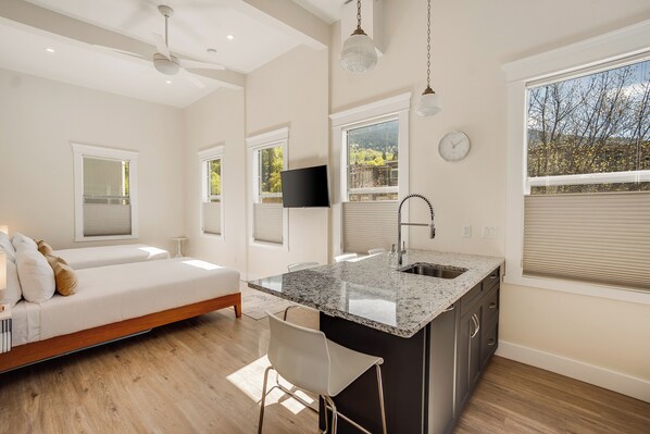 Luxury-Zimmer, 2 Queen-Betten, Küche, Stadtblick