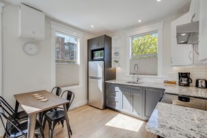 华丽开间套房, 2 张大床, 厨房, 城市景观 | 私人厨房 | 冰箱、微波炉、烤箱、炉灶