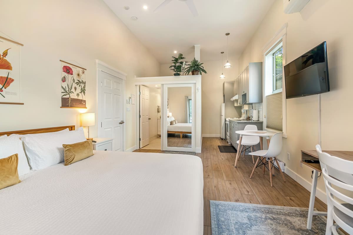 Habitación Deluxe, 1 cama King size, balcón, vista al lago | Ropa de cama de alta calidad, edredón y camas con efecto memoria