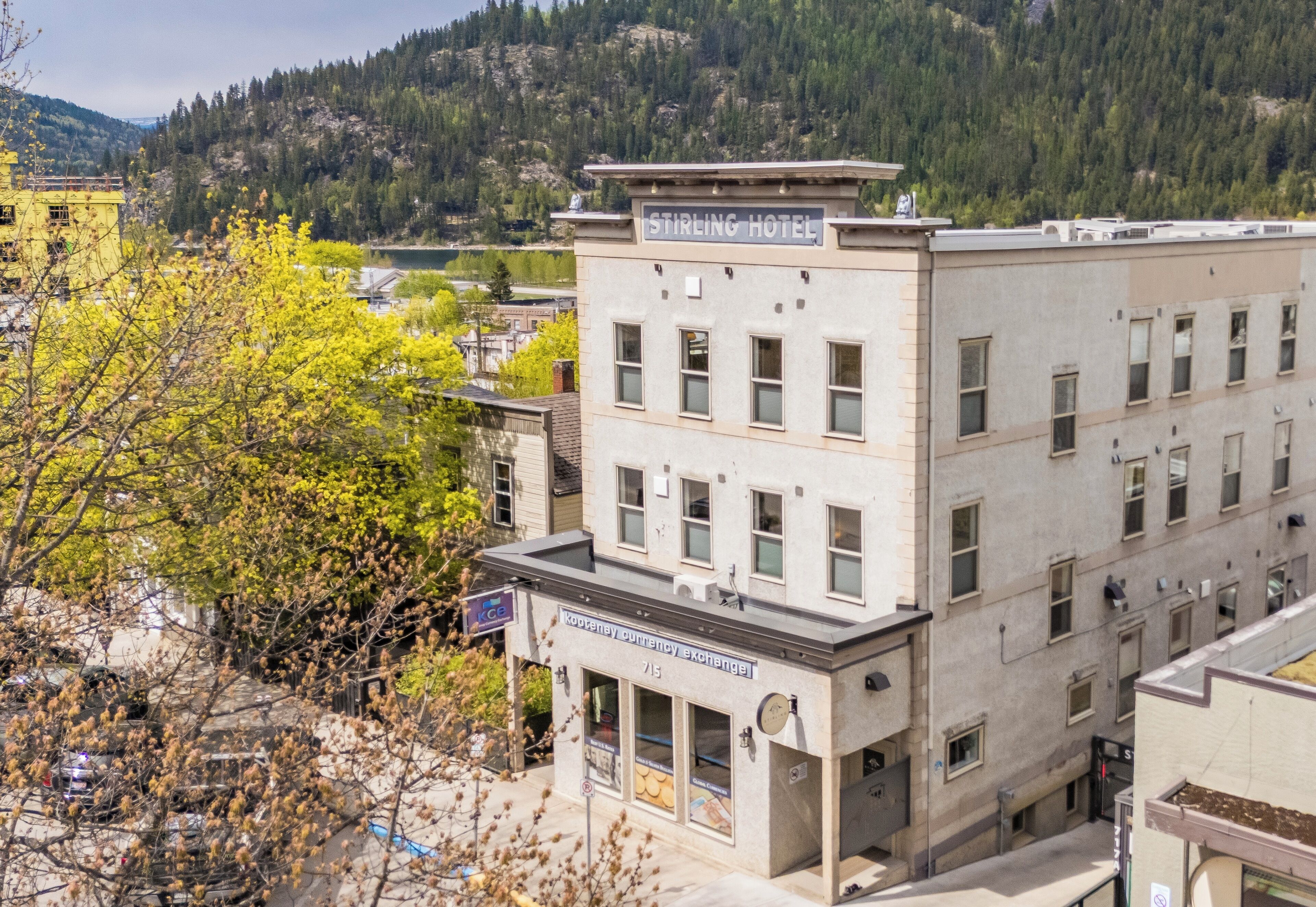 A hotel with a sign reading "Stirling Hotel" and a visible address "715".