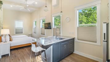 Kamar Mewah, 2 Tempat Tidur Queen, dapur, pemandangan kota | 1 kamar tidur, seprai premium, selimut bulu angsa, dan busa memori