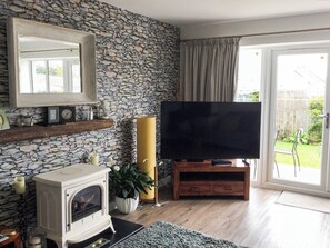 TV, fireplace