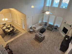 Televisor intel·ligent, videojocs i futbolí