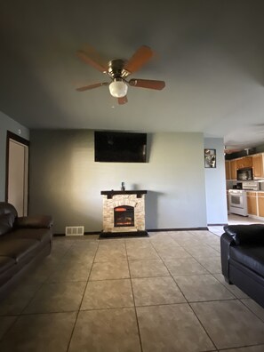 Télévision, cheminée