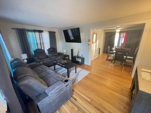 Cozy 4 bed 2 bath house located less than 4 minutes from the Richmond Airport.