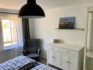 3 bedrooms, desk, iron/ironing board, free WiFi