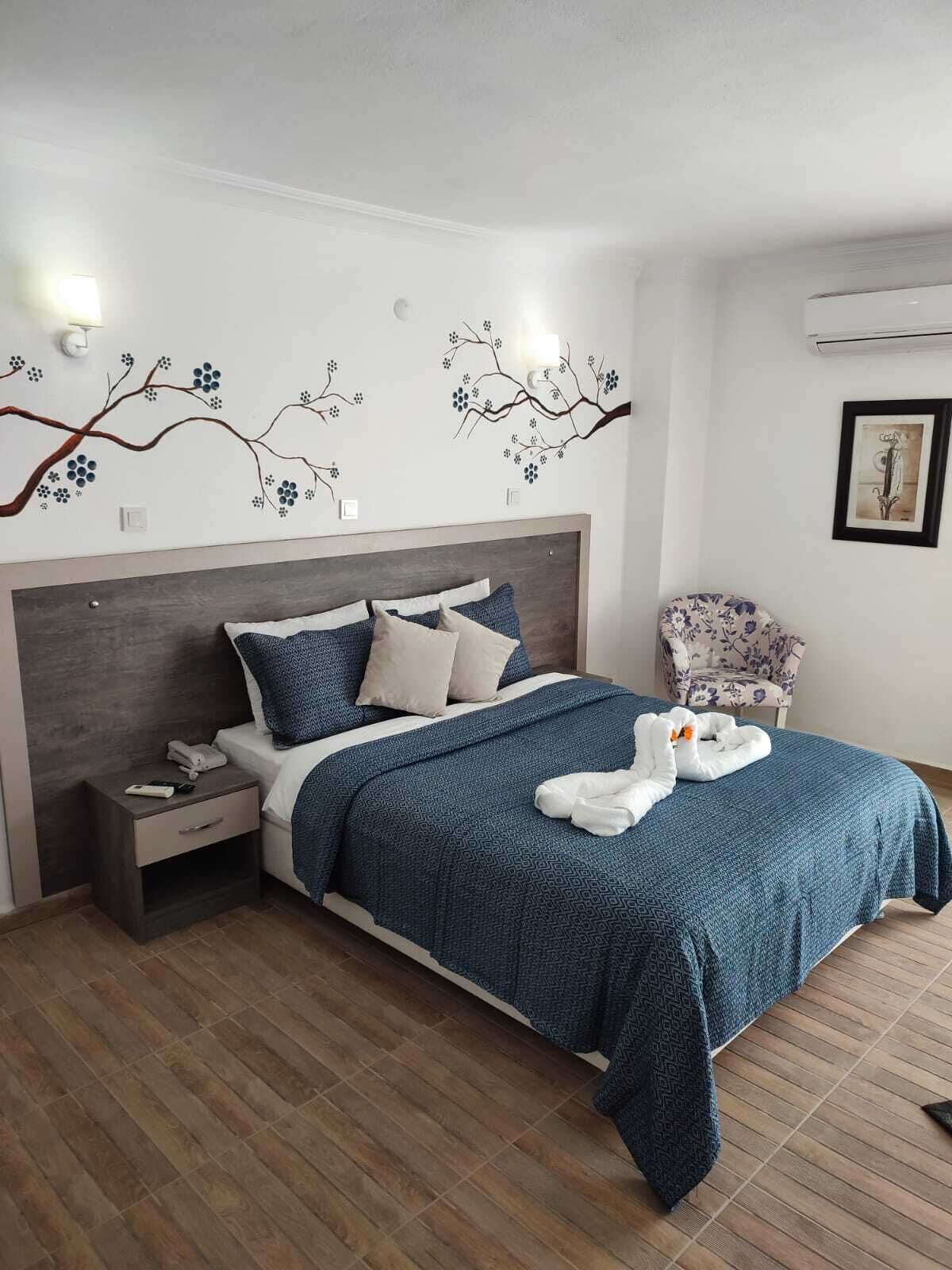 Eenvoudige driepersoonskamer | Luxe beddengoed, een minibar, een bureau, een laptopwerkplek