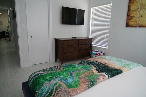 Deerfield Beach beautiful and quiet 3/2 home 5 minutes away from the beach. 