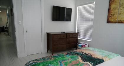 Deerfield Beach beautiful and quiet 3/2 home 5 minutes away from the beach.