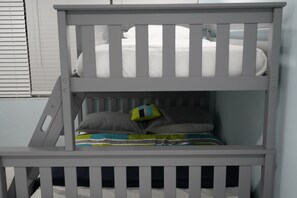 3 bedrooms, desk, iron/ironing board, free WiFi