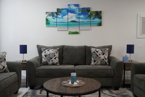 Deerfield Beach beautiful and quiet 3/2 home 5 minutes away from the beach. 